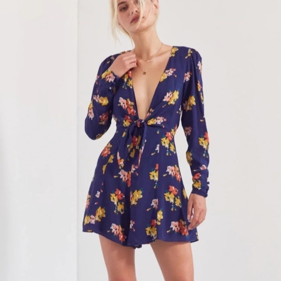 NWT KIMCHI‎ BLUE Maddie Plunging Tie Front Romper - Picture 1 of 8